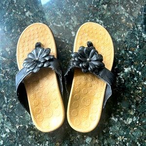 Orthaheel black flower sandal